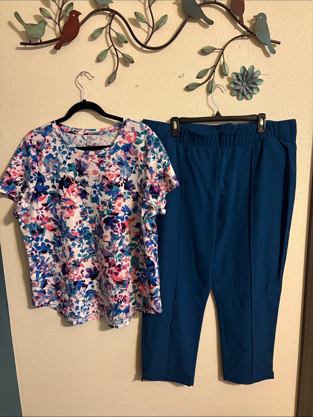 tek gear Teal Cropped Pull-On Pants with White Floral Top